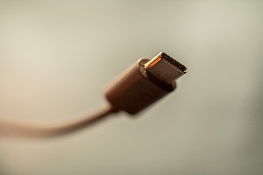 USB-C 충전 케이블을 가까이서 보여주는 모습